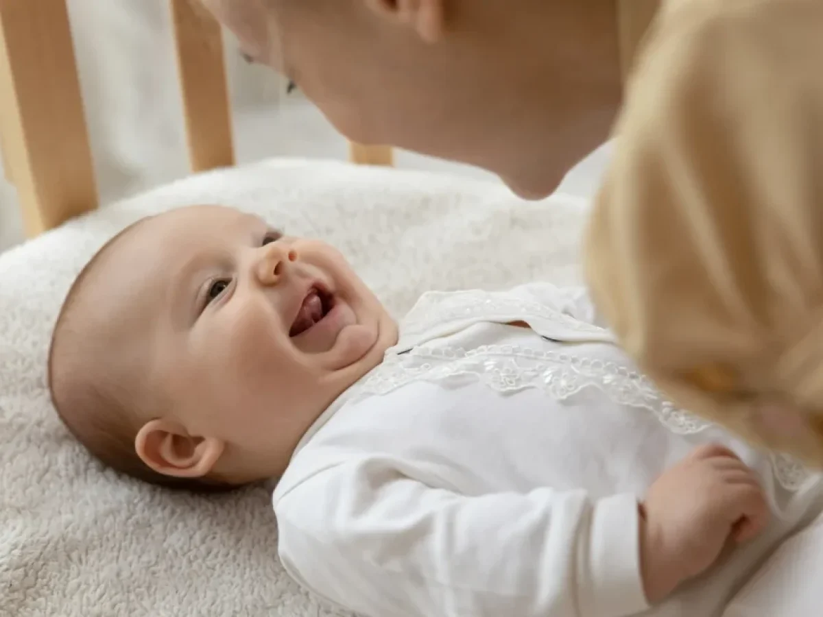 Τα πρώτα «σ’ αγαπώ» χωρίς λέξεις: Πότε τα εκφράζει ένα μωρό με πράξεις