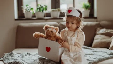 Τι είναι το «παιχνίδι προσποίησης» και γιατί είναι τόσο σημαντικό για την ανάπτυξη του παιδιού