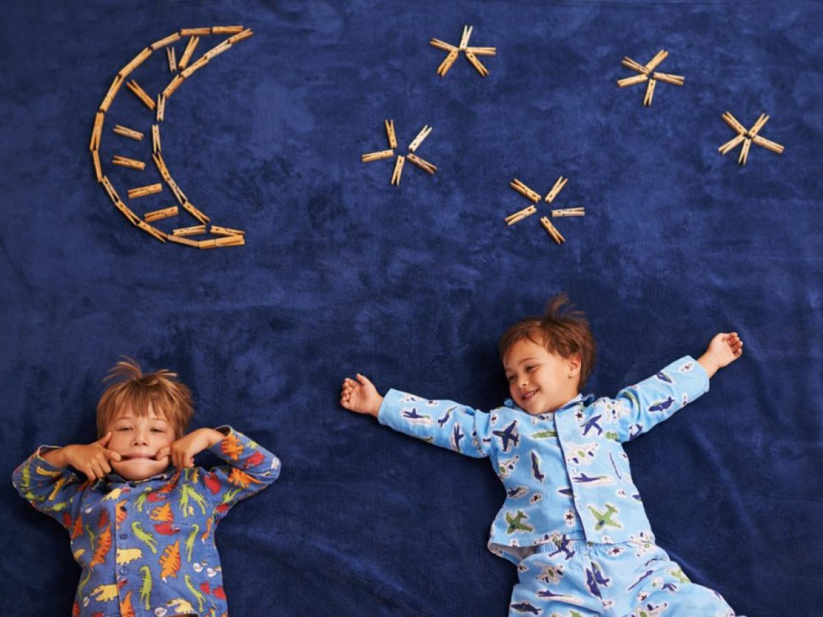 Το μυστικό για ευτυχισμένα παιδιά: 6+1 πράγματα που κάνουν οι γονείς πριν τον ύπνο (και δεν είναι μόνο τα παραμύθια)