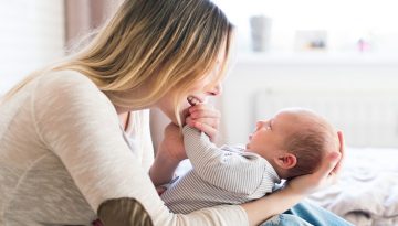 Το να τραγουδάτε πρόσωπο με πρόσωπο στο μωρό σας βοηθάει την κοινωνική του ανάπτυξη, αλλά και τη σύνδεση φροντιστή-βρέφους