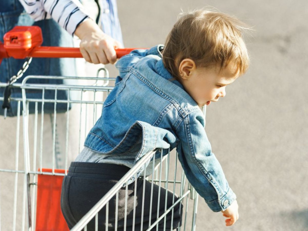 Το παιδί ουρλιάζει στο σούπερ μάρκετ; Μην πανικοβάλλεστε! 4 κινήσεις «ματ» για να σώσετε την κατάσταση (και την ψυχραιμία σας)