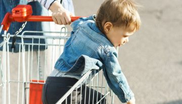 Το παιδί ουρλιάζει στο σούπερ μάρκετ; Μην πανικοβάλλεστε! 4 κινήσεις «ματ» για να σώσετε την κατάσταση (και την ψυχραιμία σας)