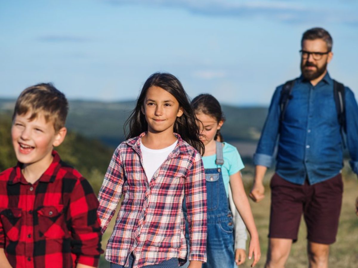 Το «ξεχασμένο» μεσαίο παιδί: Πώς η θέση στην οικογένεια διαμορφώνει τον χαρακτήρα (και τι πρέπει να προσέξουμε ως γονείς)