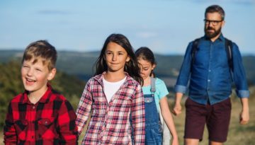 Το «ξεχασμένο» μεσαίο παιδί: Πώς η θέση στην οικογένεια διαμορφώνει τον χαρακτήρα (και τι πρέπει να προσέξουμε ως γονείς)