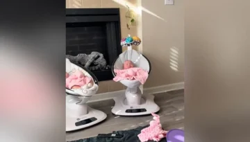 Τρίδυμα εν ώρα ύπνου: Η ξεκαρδιστική λεπτομέρεια στο ένα μωρό που τρέλανε το διαδίκτυο