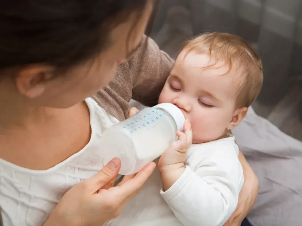 Ανακλήσεις σε βρεφικά γάλατα: Χρήσιμες οδηγίες από τον παιδίατρο για την ασφάλεια του μωρού