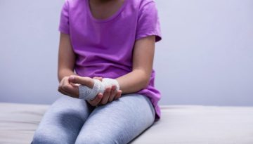 Αθλητικοί τραυματισμοί: Πώς να στηρίξετε το παιδί σας όταν τα όνειρά του μπαίνουν στον «πάγο»