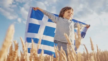 25η Μαρτίου: Ένα μάθημα ιστορίας για την ελληνική σημαία – Τι σημαίνουν τα χρώματά της