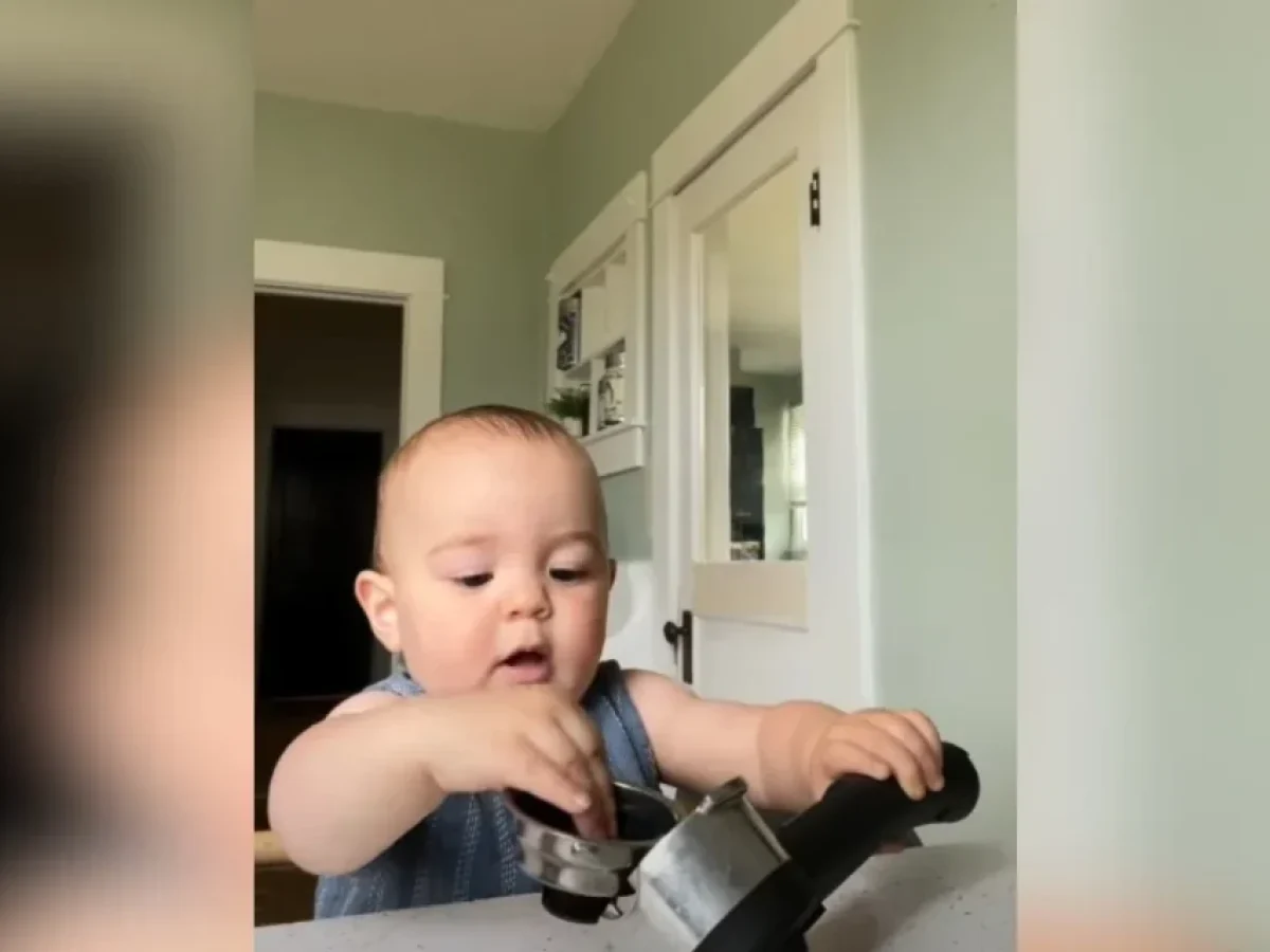 Barista από… κούνια φτιάχνει καφέ στον μπαμπά του και ό,τι ακολουθεί είναι σκέτο viral