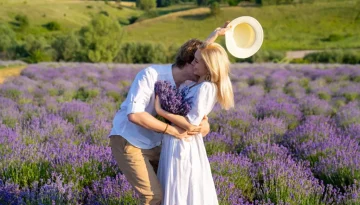 Lavender Marriage: Το ιστορικό μοντέλο σχέσης που έγινε viral στο TikTok – Τι είναι και γιατί επιστρέφει;