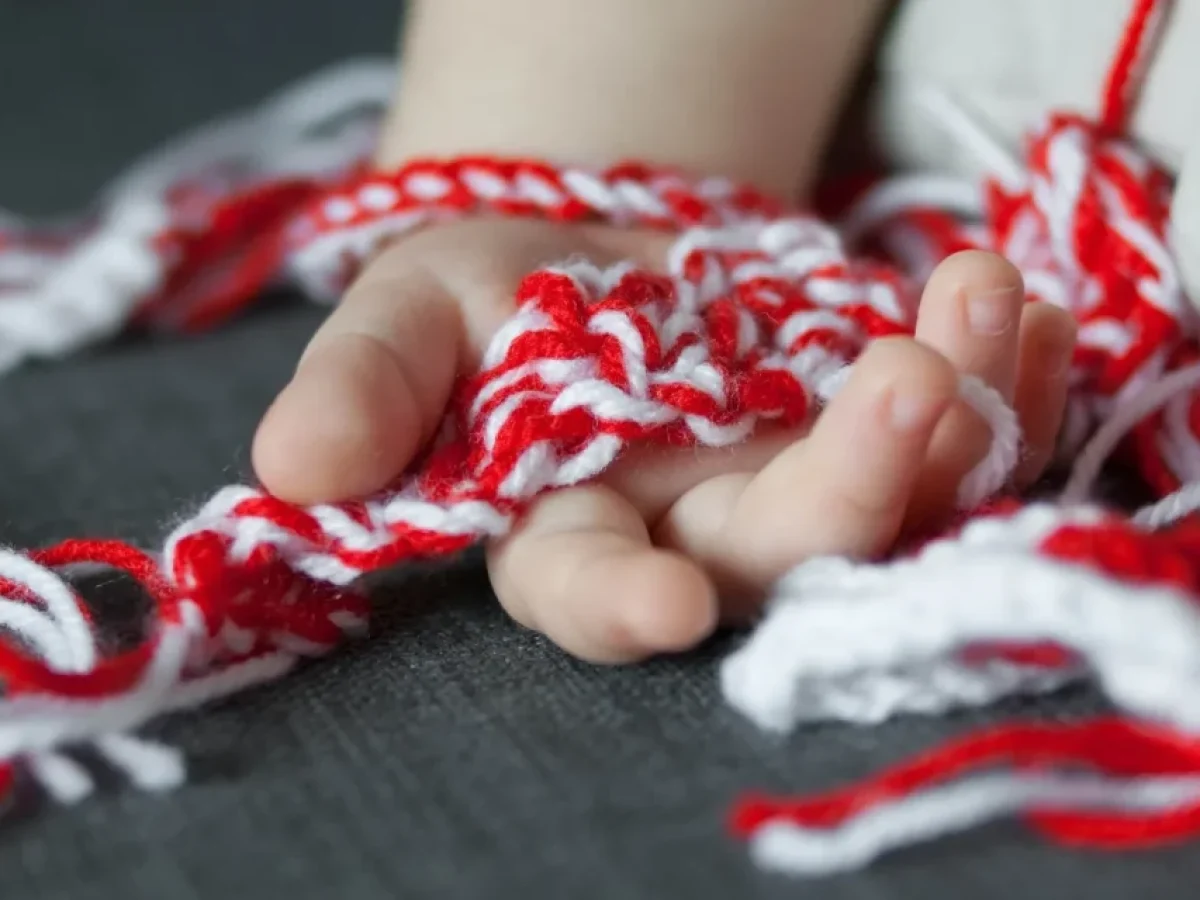 Mαρτάκι: Τι συμβολίζει το ασπροκόκκινο βραχιολάκι που φοράμε τον Μάρτιο