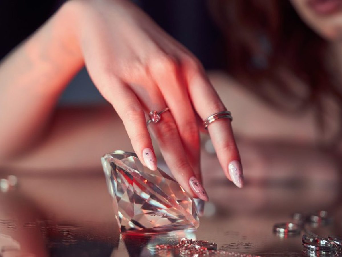 Micro-crystal manicure: Το πιο κομψό και μίνιμαλ μανικιούρ