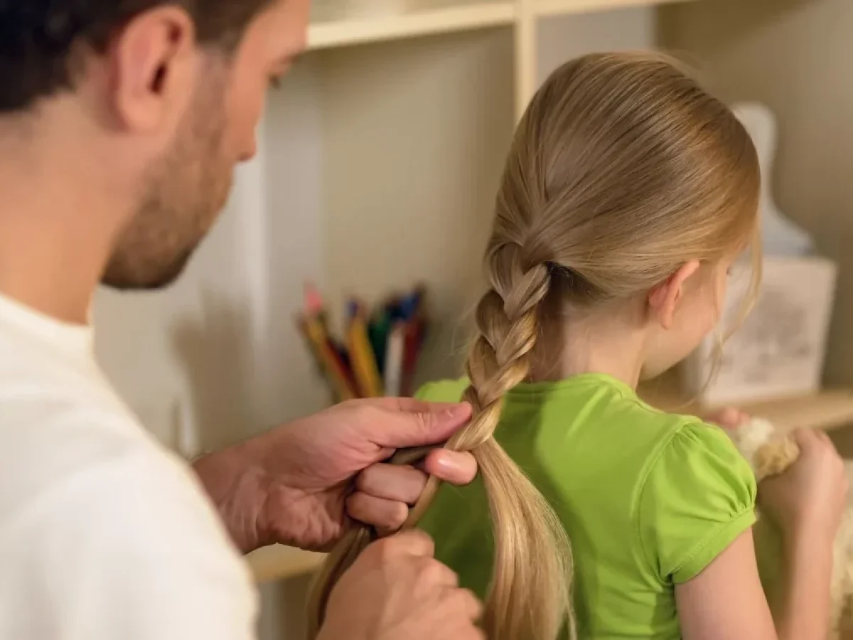 Μπαμπάδες μαθαίνουν να φτιάχνουν πλεξούδες για τις κόρες τους και αποθεώνονται