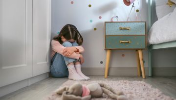 Δε φταίνε μόνο οι οθόνες: Γιατί τα σημερινά παιδιά αισθάνονται μοναξιά;