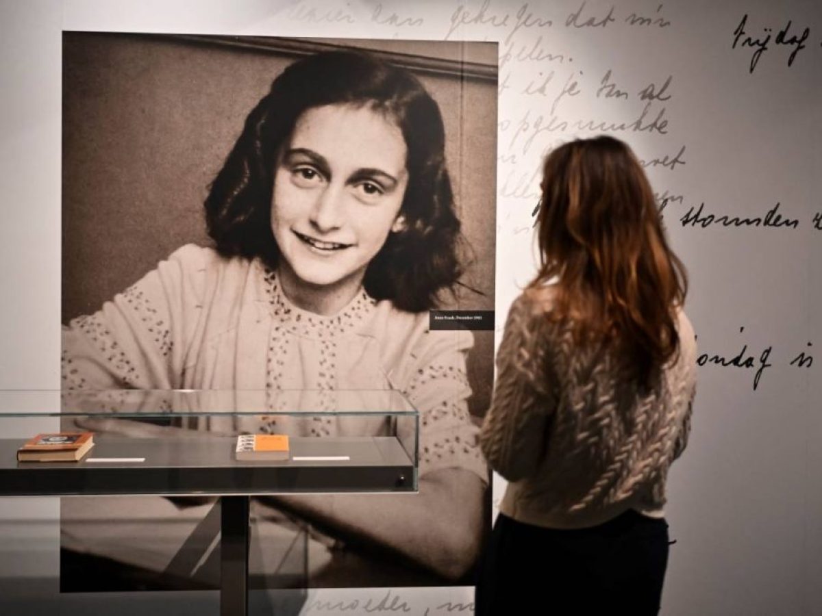«Δεν σκέφτομαι όλη τη δυστυχία αλλά την ομορφιά που παραμένει ακόμα» – με αφορμή την επέτειο του θανάτου της, θυμόμαστε την Άννα Φρανκ