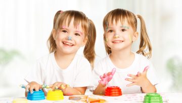 Δίδυμα & Ατομικότητα: Πώς να τα στηρίξετε να γίνουν ο εαυτός τους