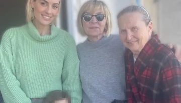 Ελεονώρα Μελέτη: Η συγκινητική φωτογραφία με γιαγιά, μητέρα και κόρη – «Οι δικές μου γυναίκες»