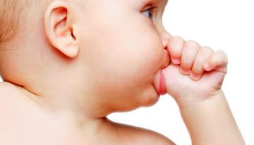 Γιατί τα μωρά πιπιλίζουν τον αντίχειρα τους;