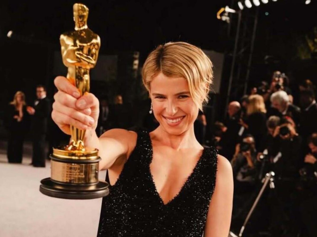 Η Jessie Buckley, το Όσκαρ Α’ Γυναικείου Ρόλου και «το όμορφο χάος της καρδιάς κάθε μητέρας»