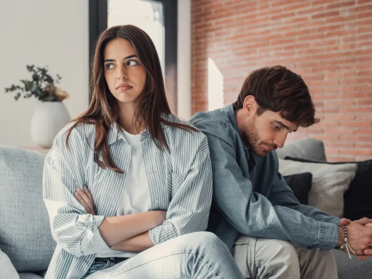 Είσαι σε σχέση και νιώθεις μοναξιά: Τι συμβαίνει και πώς μπορεί να αλλάξει;