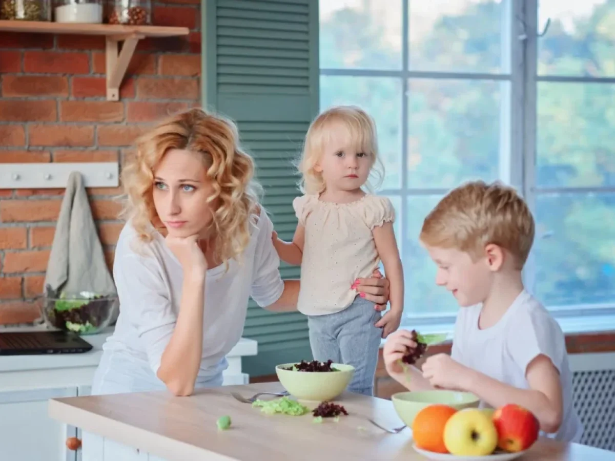 Μαμά στα 40+; Ο λόγος που μπορεί να νιώθεις ξαφνικά πιο εξαντλημένη