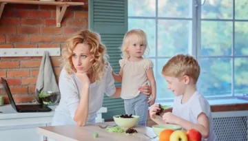 Μαμά στα 40+; Ο λόγος που μπορεί να νιώθεις ξαφνικά πιο εξαντλημένη