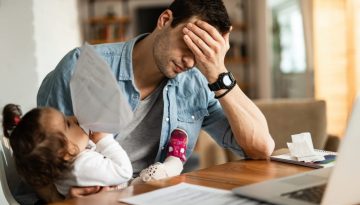 Μελέτη στη Σουηδία: Η ψυχική υγεία των πατέρων επιβαρύνεται περισσότερο περίπου έναν χρόνο μετά τη γέννηση