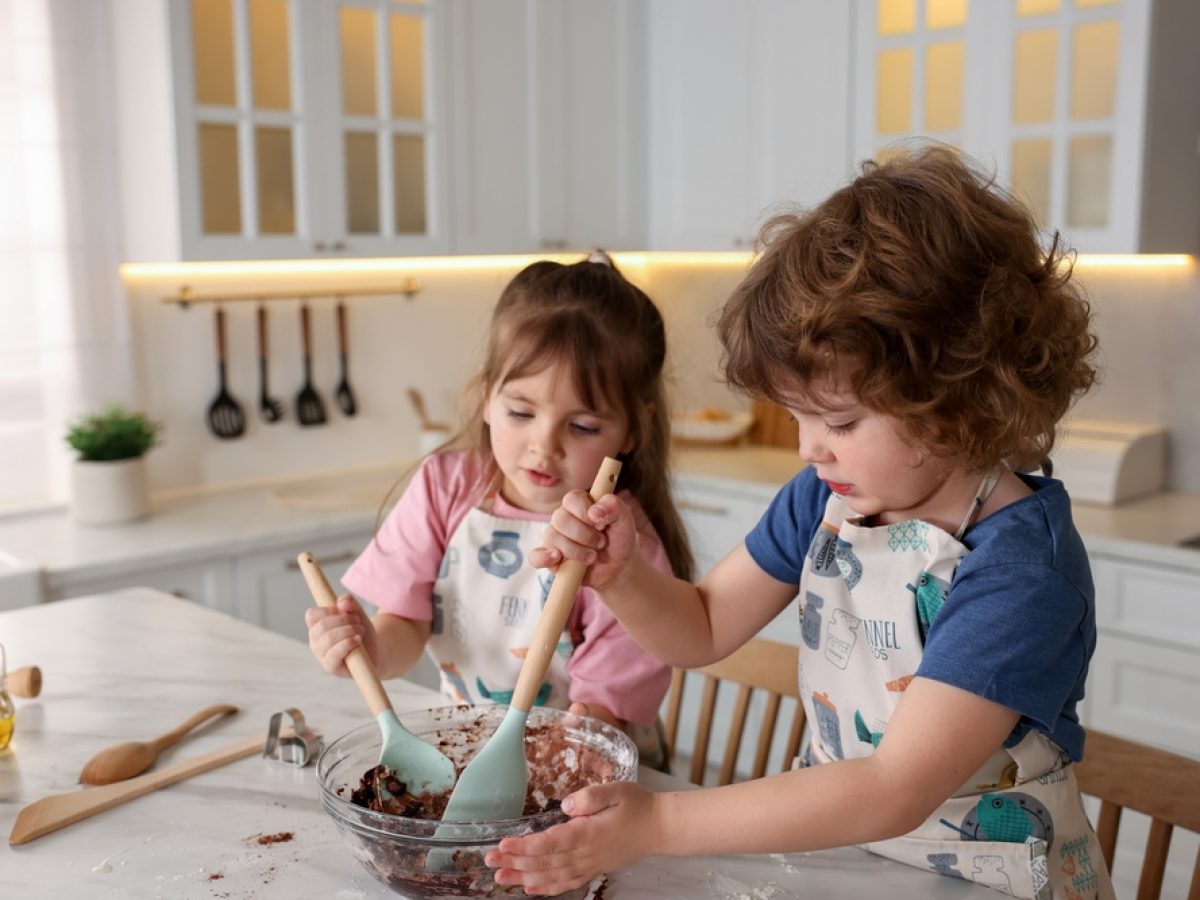 Μικροί σεφ: Τα οφέλη του να βοηθούν τα παιδιά στην κουζίνα