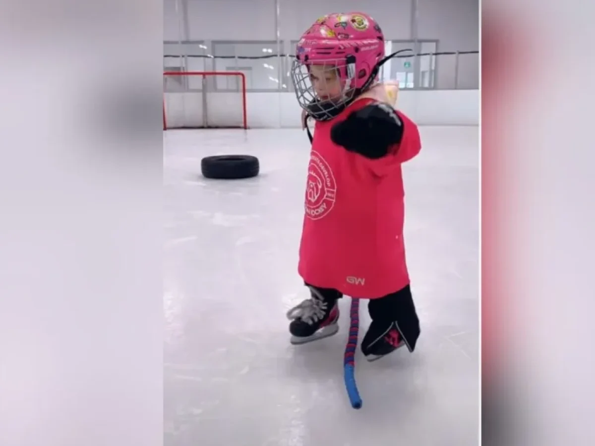 Μικρούλα προπονείται σε χόκεϊ επί πάγου και… το τέλος της προπόνησης είναι ξεκαρδιστικά γλυκό!