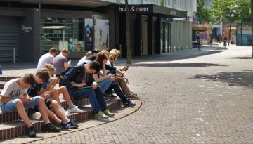 Όλο και περισσότερα παιδιά μπλέκουν με τον τζόγο: Τα μέτρα που προτείνονται για να προστατευτούν