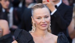 pamela-Άnterson-pos-ine-i