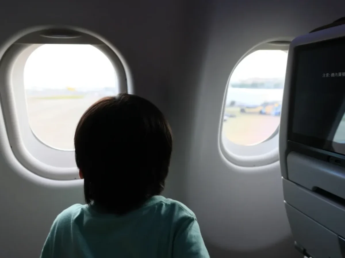 Παιδί κλωτσούσε συνεχώς το κάθισμά της στο αεροπλάνο – Η ατάκα της στον πατέρα κάνει το γύρο του κόσμου