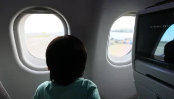 Παιδί κλωτσούσε συνεχώς το κάθισμά της στο αεροπλάνο – Η ατάκα της στον πατέρα κάνει το γύρο του κόσμου