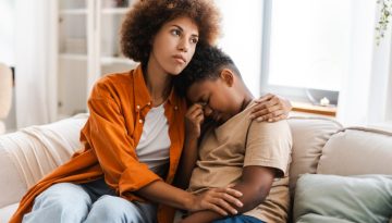 Το τραύμα στην παιδική ηλικία: Γιατί τα παιδιά «πληγώνονται» πιο βαθιά από τους ενήλικες;