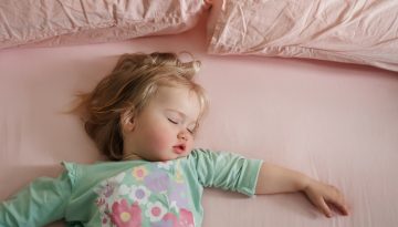 Αλλαγή ώρας: Πώς να βοηθήσετε τα μωρά και τα νήπια να προσαρμοστούν