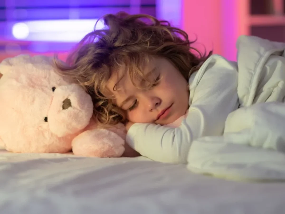 Αλλαγή ώρας: Πώς να βοηθήσετε το παιδί να προσραμοστεί πιο εύκολα στον ύπνο
