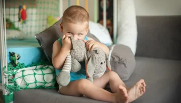 Αρκουδάκια, κουβέρτες και άλλα «loveys»: Μικρά αντικείμενα που χαρίζουν ασφάλεια και άνεση στα μωρά