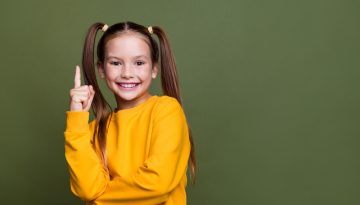 &Alpha;&nu;&tau;ί&lambda;&eta;&psi;&eta;: Έ&nu;&alpha; &pi;&alpha;&iota;&delta;ί &xi;&epsilon;&chi;&omega;&rho;ί&zeta;&epsilon;&iota; &epsilon;ύ&kappa;&omicron;&lambda;&alpha; &tau;&eta;&nu; &alpha;&lambda;ή&theta;&epsilon;&iota;&alpha; &alpha;&pi;ό &tau;&omicron; &psi;έ&mu;&alpha;;