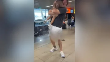 3χρονη τρέχει στην αγκαλιά του θετού μπαμπά της – Η ιστορία που λύγισε πάνω από 10 εκατ. θεατές