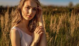 Barn-girl-blonde-i-pio
