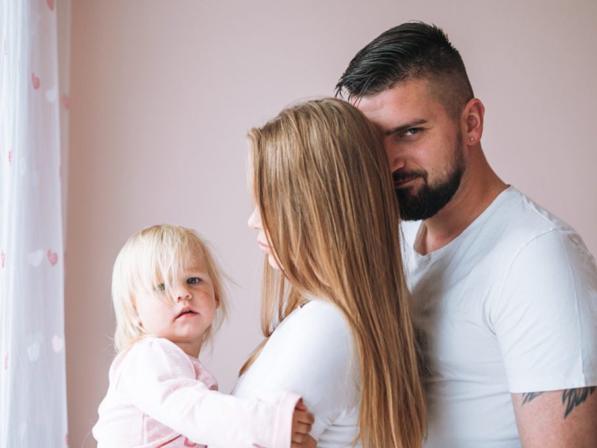 Velcro Baby: Ο απόλυτος οδηγός επιβίωσης για γονείς με «κολλημένο» μωρό