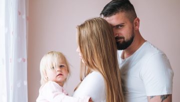 Velcro Baby: Ο απόλυτος οδηγός επιβίωσης για γονείς με «κολλημένο» μωρό