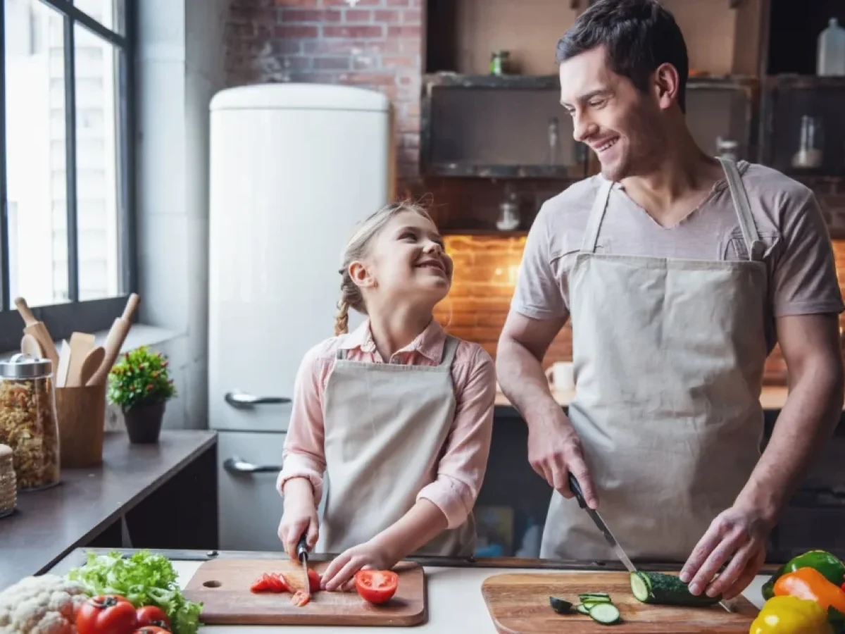 Μπαμπάς μαγειρεύει βραδυνό και η κόρη του τον αφήνει σύξυλο με ένα… σημείωμα!