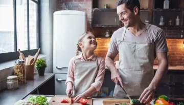 Μπαμπάς μαγειρεύει βραδυνό και η κόρη του τον αφήνει σύξυλο με ένα… σημείωμα!