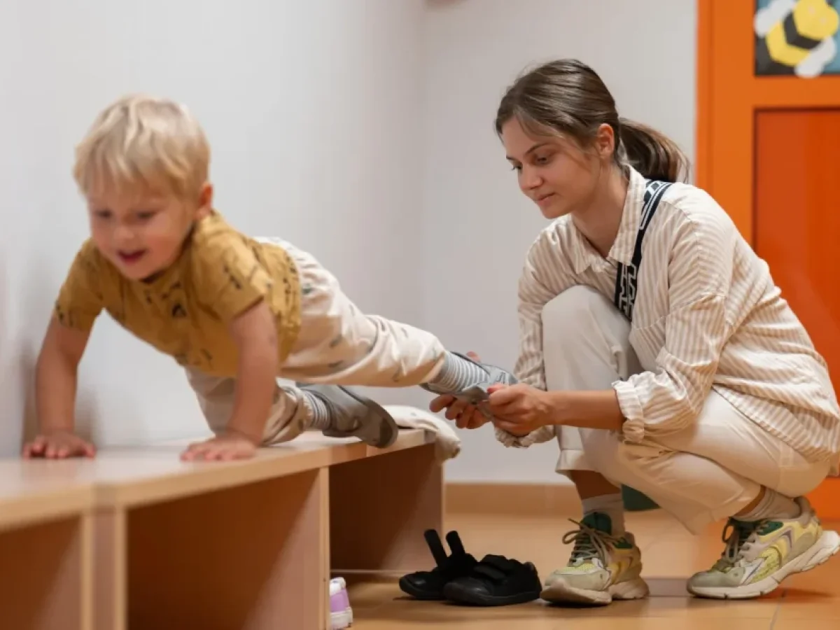 Δεν σας αφήνει να του βάλετε παπούτσια; Ένα εγχειρίδιο ψυχραιμίας για να μη γίνει η βόλτα εφιάλτης