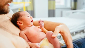 Επαφή δέρμα με δέρμα: Γιατί η αγκαλιά του μπαμπά είναι εξίσου πολύτιμη για το μωρό