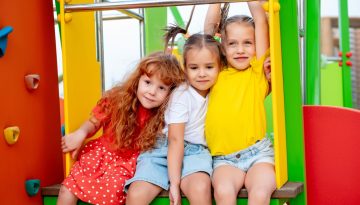 Φιλία: Πώς την «μαθαίνουν» τα παιδιά