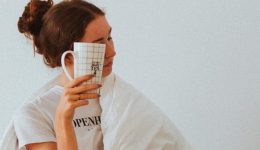 kratousa-mia-adia-koupa-ke