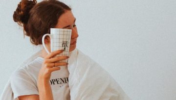 «Κρατούσα μια άδεια κούπα και δεν ήξερα γιατί» – μια ιστορία που θα σου θυμίσει εσένα