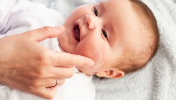 Μέρες και νύχτες με ξηρό δέρμα με τάση ατοπίας: Μικρά μυστικά φροντίδας, μεγάλη ανακούφιση